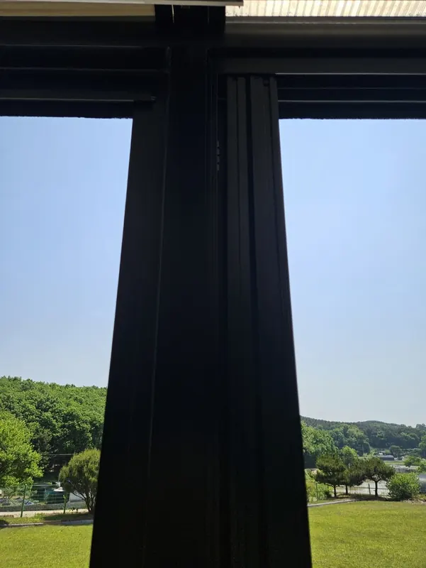 용인 단독주택 폴딩도어방충망 틀 쪽으로 접힌 망