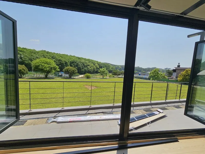 용인 단독주택 폴딩도어방충망 시공전 활짝 연 폴딩도어